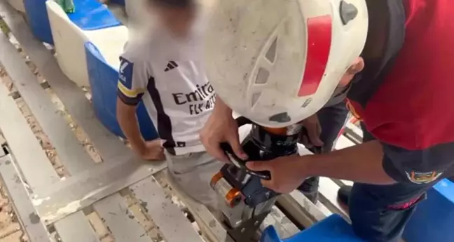 Şanlıurfa'da Maç İzlerken Ayağı Demire Sıkışan Çocuk Kurtarıldı