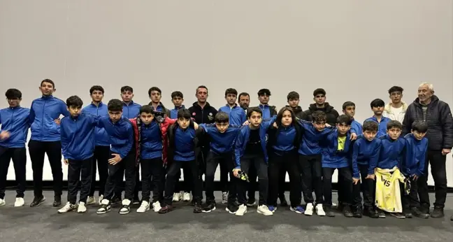 Kahramanmaraş'ta depremzede öğrenci ve vatandaşlar ile Fenerbahçeli taraftarlar 'Zaferin Rengi' filmini izledi