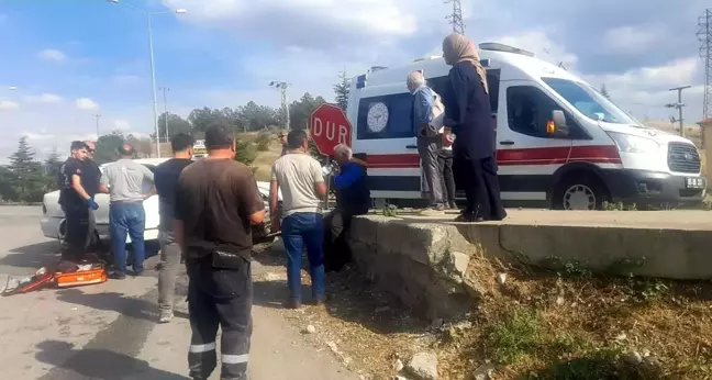 Sungurlu'da Kaldırıma Çarpan Otomobil Kazası: 2 Yaralı