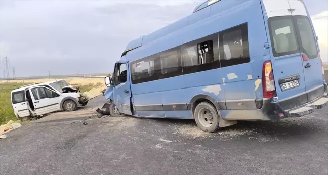 Suruç'ta Minibüs ile Hafif Ticari Araç Çarpıştı: 1 Ölü, 8 Yaralı