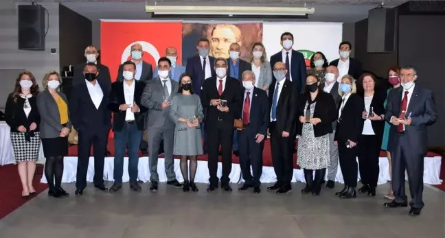 Adana Barosu'ndan meslekte 25 yılını dolduran avukatlara plaket