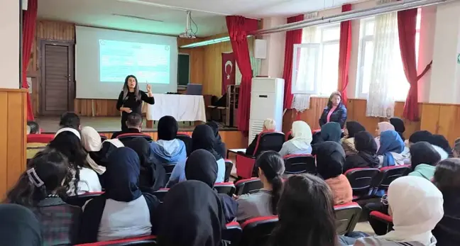 Mersin Emniyet Müdürlüğü, Kız İmam Hatip Anadolu Lisesi öğrencilerine bilgilendirme çalışması yaptı