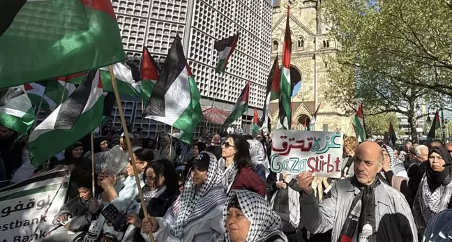 Berlin'de Filistin Destekçileri İsrail Saldırılarını Protesto Etti