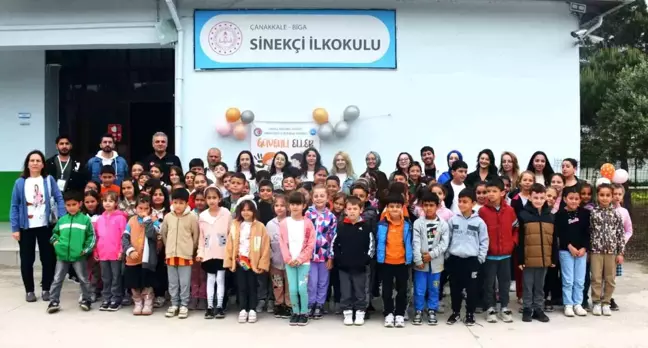 Çanakkale Sosyal Bilimler Meslek Yüksekokulu öğrencileri Sinekçi köyündeki çocuklara deprem eğitimi verdi