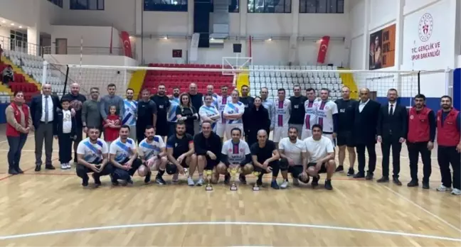 Cumhuriyet Voleybol Turnuvası'nın Şampiyonu İlçe Emniyet Müdürlüğü