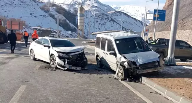 Yüksekova'da Yeni Köprü Tüneli Çıkışında Trafik Kazası: İki Yaralı