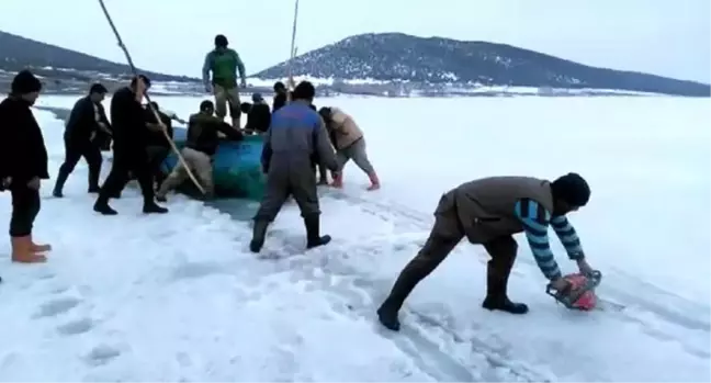 Göl Yüzeyindeki Buzu Keserek Adadan Karaya Kanal Açtılar