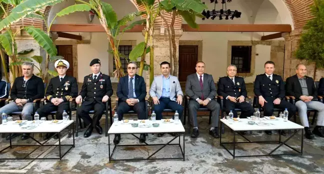 Kuşadası'nda ilçe protokolü vatandaşlar ile bayramlaştı
