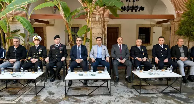 Kuşadası'nda İlçe Protokolü Vatandaşlarla Bayramlaştı