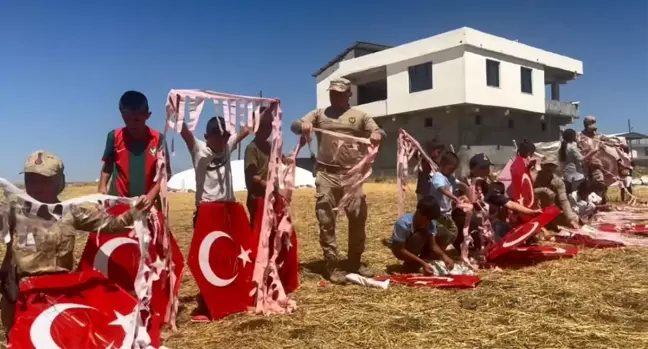 Diyarbakır'da Dicle Elektrik çalışmasına engel olan çocuklara jandarma tarafından ikramlık yiyecekler ve Türk bayraklı uçurtmalar dağıtıldı