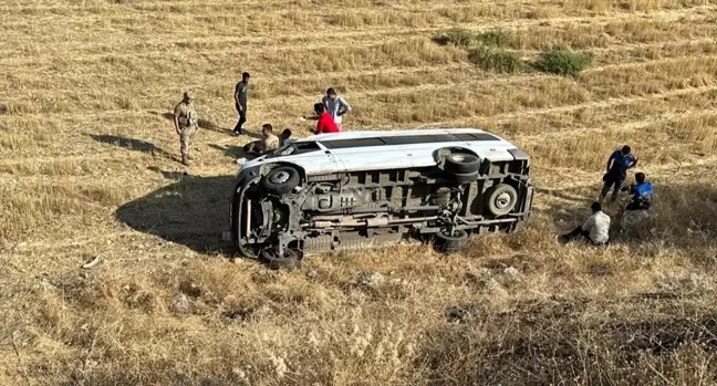 Şırnak'ta işçi taşıyan minibüs şarampole devrildi, 6 kişi yaralandı