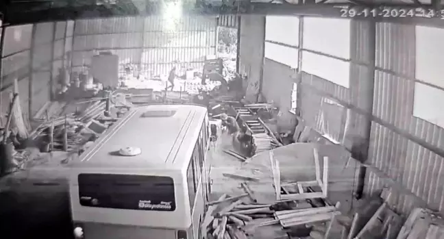 Zonguldak'ta Husumet Nedeniyle Minibüsle Atölyeye Dalma Olayı