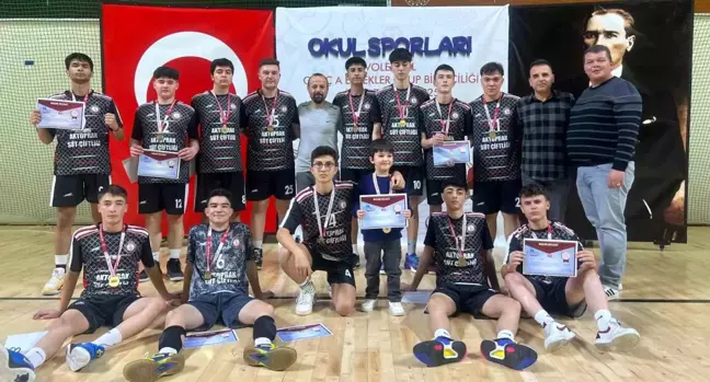 Kula Selim Sabahat Palanduz Anadolu Lisesi voleybol takımı bölge şampiyonu