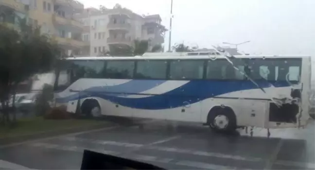 Alanya'da yağış kazalara neden oldu