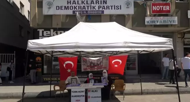 Muş'ta Aileler HDP İl Başkanlığı Önünde Oturma Eylemi Yaptı