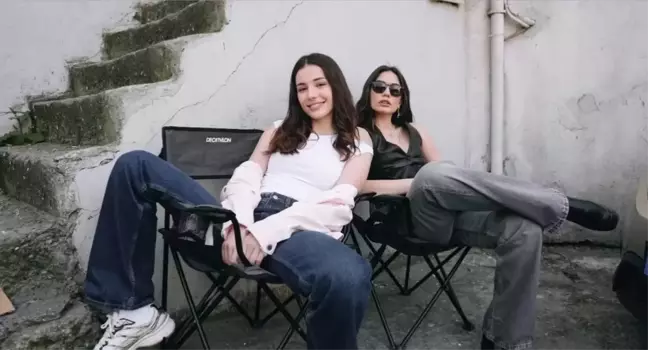 Eşref Rüya'nın Nisan'ı Demet Özdemir, Ablalık Rolünde Göz Dolduruyor