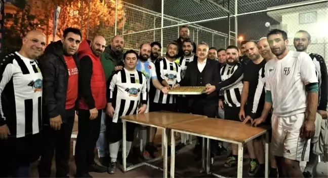 AK Partili Mustafa Savaş'tan gazetecilere baklava dopingi