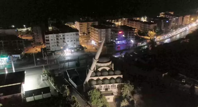 Mersin'de hortum nedeniyle caminin ikinci minaresi yıkıldı