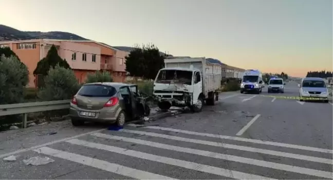 Manisa'da Refüjü Aşan Otomobil ile Kamyonet Çarpıştı: 1 Ölü, 3 Yaralı