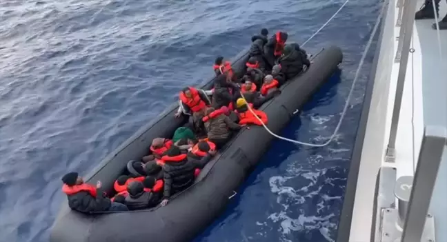 İzmir Karaburun açıklarında 45 düzensiz göçmen yakalandı
