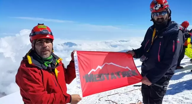 Gazeteciler 5 Bin 40 Metrelik Kazbek'in Zirvesinde