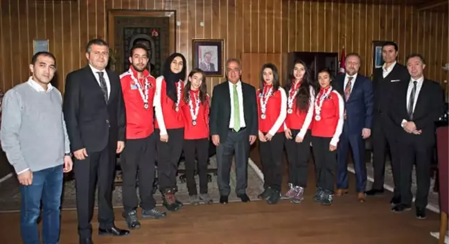Dünya İkincisi Curling Takımından Rektör Çomaklı'ya Ziyaret