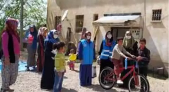 Kuran kursu hocaları çocukları sevindirdi