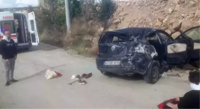 Kütahya'da otomobil moloz yığınına çarptı: 1 ölü, 5 yaralı