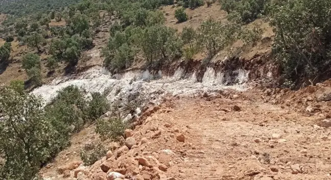 Hasankeyf ilçesine bağlı Palamut köyünde yol yapım çalışmaları tamamlandı