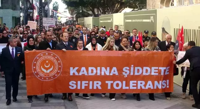 Mersin'de Kadına Şiddete Karşı Yürüyüş Düzenlendi