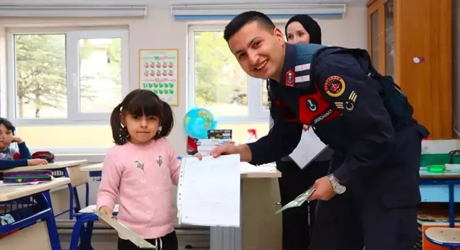 Çankırı'da Jandarma'dan Öğrencilere Karneler ve Hediyeler