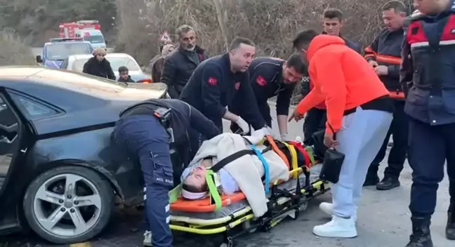 Pamukova'da Yabancı Uyruklu Yolcuların Olduğu Otomobil Ağaçla Çarpdı