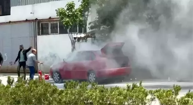 Denizli'de Seyir Halindeki Otomobil Yandı