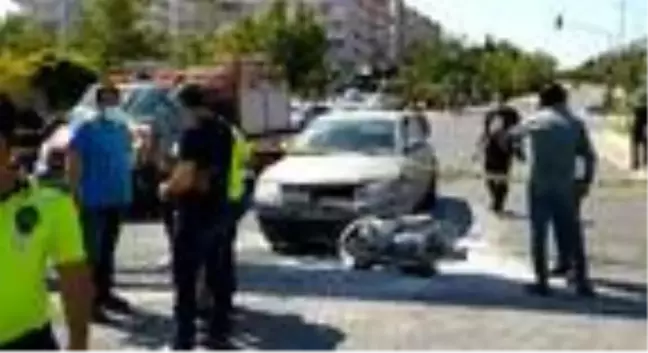 Otomobilin el frenini çekmeyi unuttu, motosiklete ve otomobile çarptı