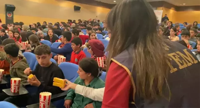 Bitlis'te 800 öğrenci, şehit öğretmenin hayatını anlatan filmi izledi