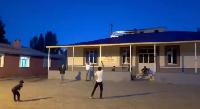 Digor'da Kaymakam Çocuklarla Top Oynadı