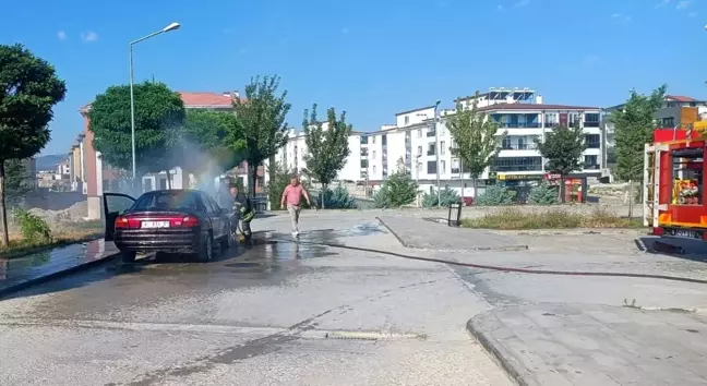 Konya'da Devlet Hastanesi Bahçesinde Otomobil Yangını