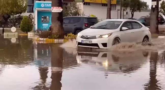 Ayvalık'ta Sağanak Yağış Hayatı Olumsuz Etkiledi