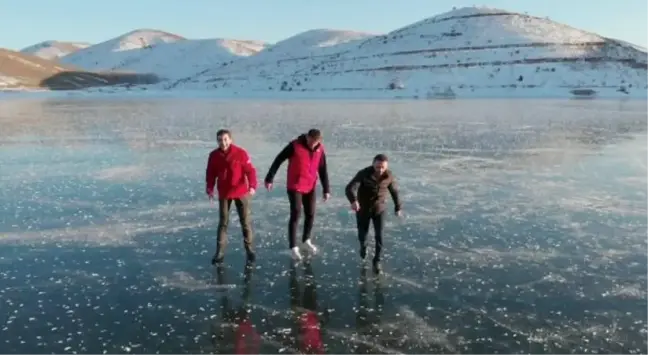 Buz tutan gölde, patenle kaydılar