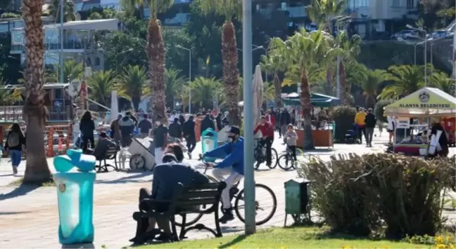 Alanyalılar sahilde güzel havanın keyfini çıkardı