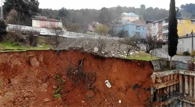Kartal'da şiddetli yağış inşaatta toprak kaymasına neden oldu