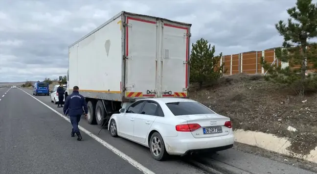 Konya'da kamyona arkadan çarpan otomobil sürücüsü yaralandı