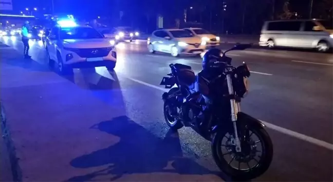 Ataşehir'de Motosikletli Yaya Çarptı: İki Kişi Ağır Yaralandı