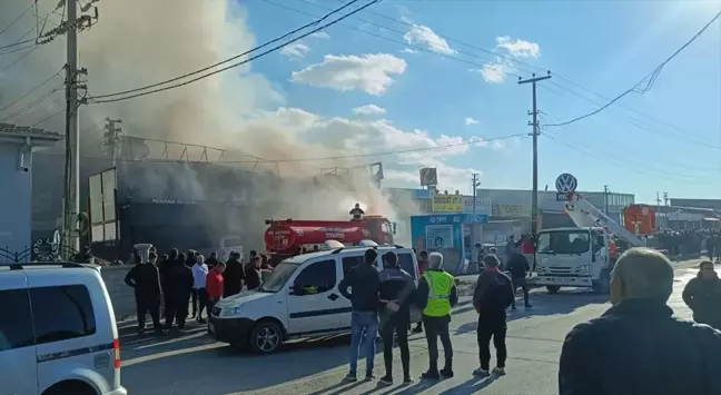 Niğde'de Oto Sanayi Sitesinde Yangın: 3 Araç Kullanılamaz Hale Geldi