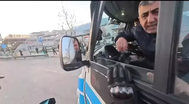 Bursa'da Motosikletli ile Minibüs Sürücüsü Arasında Tansiyon Yükseldi