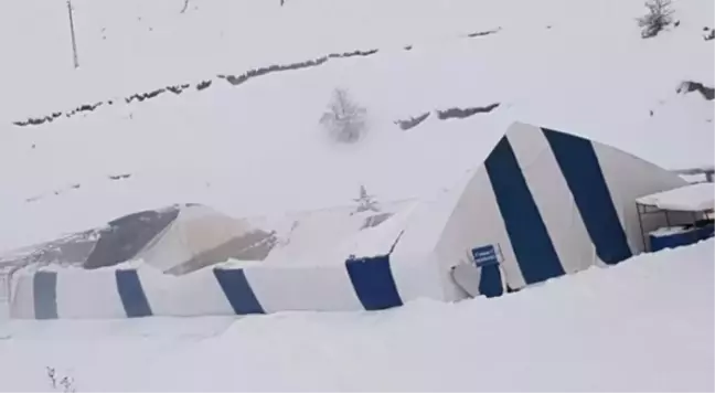 Hakkari'de Buz Pateni Pistinin Çatısı Kardan Çöktü