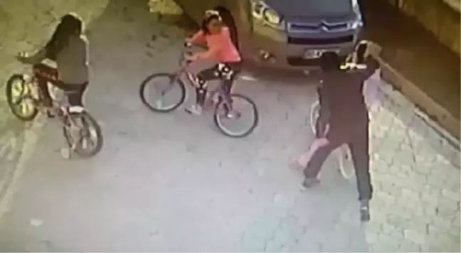 9 Yaşındaki Kızın Başına Parke Taşıyla Vurdu