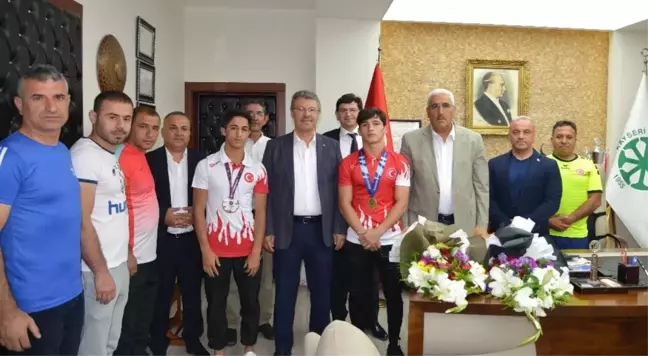 Siirt'ten Kayseri'ye gönül köprüsünü güreşçiler sağladı
