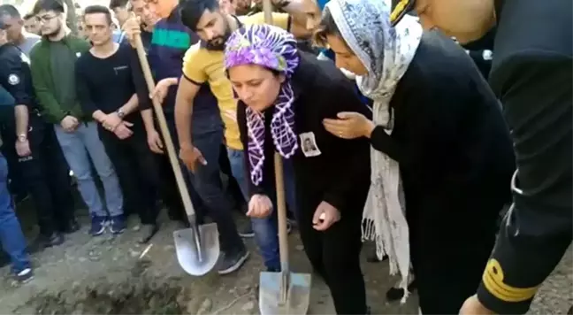 Şehit eşinin mezarından bir avuç toprak aldı