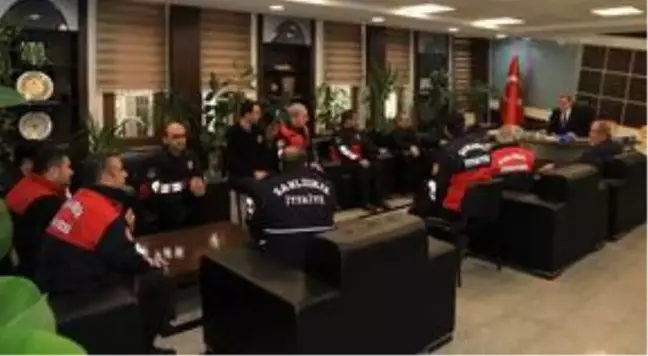Deprem bölgesinde kurtarma çalışmalarına katılan itfaiyecilere plaket verildi